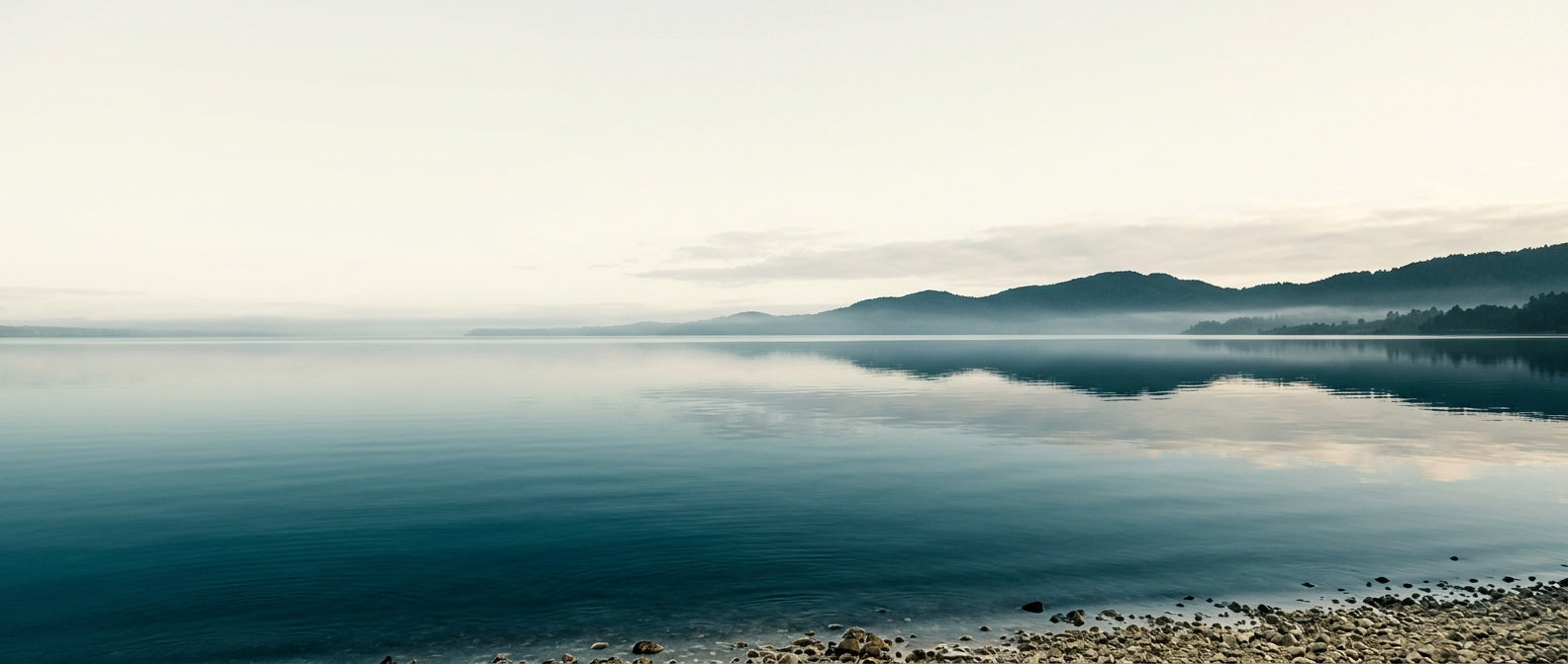Lago al amanecer — Lacustre